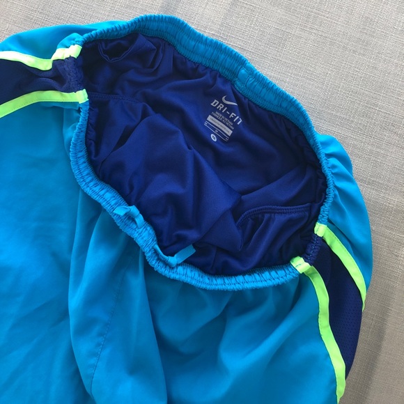 NIKE WOMENS DRY FIT SHORTS - Med - Picture 3 of 6